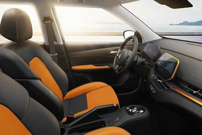 Pin LFP dung lượng 37,23 kWh cho tầm vận hành khoảng 326 km. Xe hỗ trợ sạc nhanh từ 10 đến 70% trong khoảng 33 phút. So với một số mẫu xe điện cùng tầm giá, VF5 được trang bị nhiều công nghệ an toàn hơn như cảnh báo điểm mù, cảnh báo phương tiện cắt ngang phía sau, cảnh báo mở cửa và hệ thống sáu túi khí...