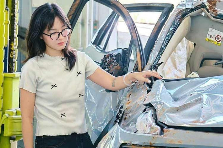 Qua những hình ảnh chụp cận cảnh chiếc Lynk &amp; Co 06 mới đây, có thể thấy phần đầu xe và phía sau đã vỡ nát. Tuy nhiên, các cột A, B và C của xe vẫn nguyên vẹn. Phần nóc của xe cũng không bị sập sau vụ tai nạn. Quan trọng nhất là cabin bên trong xe vẫn không bị biến dạng nhiều và túi khí đã bung ra. Đây cũng chính là yếu tố giúp chiếc Lynk &amp; Co 06 bảo vệ an toàn cho 4 người ngồi trên xe.