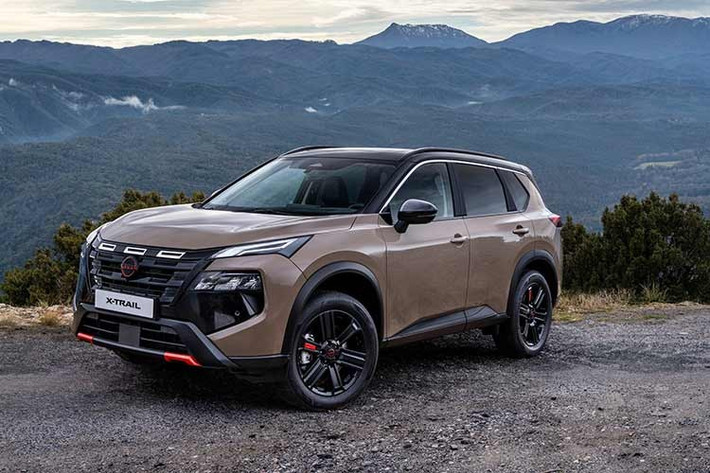 Ở ngoại thất, Nissan X-Trail 2026 mới được làm mới phần đầu xe với mặt trước thiết kế lại. Lưới tản nhiệt V-Motion được mở rộng và tinh giản hơn trước, kết hợp với các hốc gió hai bên và cản trước mới có tùy chọn hoàn thiện màu đen.