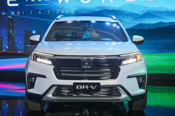 10. Honda BR-V: 31 xe ﻿Trong tháng 2/2026, Honda BR-V có doanh số đúng bằng Hyundai Elantra, đó là 31 xe. So với tháng 1/2026, doanh số của mẫu MPV nhà Honda giảm 90%. Đây cũng là mẫu xe có mức sụt giảm doanh số cao nhất trong top 10 này. Ngoài ra, Honda BR-V cũng là mẫu MPV cỡ nhỏ duy nhất góp mặt trong danh sách.