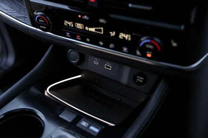 Người lái có thể lựa chọn tám góc camera khác nhau gồm phía trước, phía sau, hai bên hông và các góc xe. Hệ thống còn kết hợp với công nghệ phát hiện chuyển động để cảnh báo khi có vật thể di chuyển gần xe. Một số hệ thống hỗ trợ lái cũng được tinh chỉnh, trong đó có ProPILOT Assist. Theo Nissan, hệ thống này mang lại phản hồi mượt mà hơn, khả năng giữ làn ổn định hơn và nhận diện môi trường xung quanh tốt hơn.