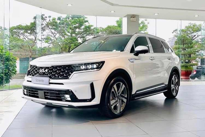 8. Kia Sorento: 29 xe ﻿Kia Sorento là sự xuất hiện bất ngờ trong top xe ế. Đây là lần hiếm hoi mẫu SUV hạng trung này lọt vào danh sách này. Doanh số của xe đạt 29 chiếc, giảm đến 72,3%. Mẫu xe Hàn Quốc này vốn sở hữu sức bán không quá tốt tại thị trường Việt Nam trong suốt thời gian qua. Do đó, sự tác động của tháng Tết đã đẩy doanh số của Kia Sorento xuống mức thấp kỷ lục.