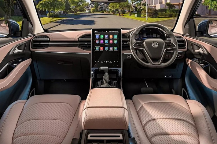 Bên trong, màn hình cảm ứng 14 inch trông vẫn giống như cũ, nhưng được bổ sung thêm tính năng điều khiển bằng cử chỉ cảm ứng “I-Swipe”. Tính năng này cho phép người dùng điều khiển hệ thống điều hòa, âm nhạc và âm lượng bằng các chuyển động tay cụ thể trên màn hình, sử dụng hai hoặc ba ngón tay.