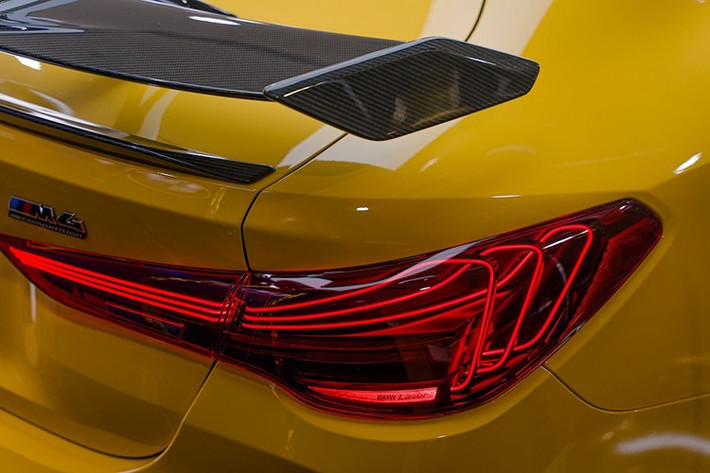 Các chi tiết như ốp lườn hông, cản trước, sau, trần xe bên ngoài, cánh gió đuôi xe, ốp gương chiếu hậu đều là carbon. Đèn hậu dùng công nghệ laser. Kiểu tạo hình lấy cảm hứng từ chiếc M4 CSL sản xuất số lượng giới hạn, ra mắt hồi 2022.