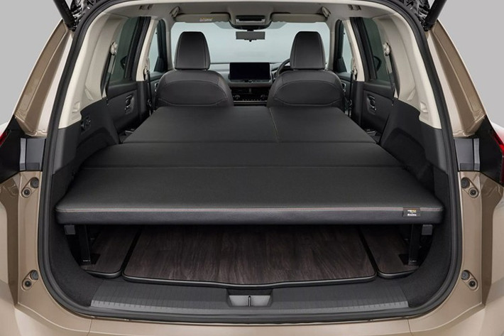 Bên cạnh trang bị tiện ích, khách hàng có thể cá nhân hóa ngoại hình X-Trail Multi-Bed với gói Sotoasobi, gồm: nắp ca-pô sơn đen nhám, ốp vòm bánh xe bắt ốc và huy hiệu riêng biệt, tạo cảm giác mạnh mẽ, khác biệt cho mẫu SUV hybrid.