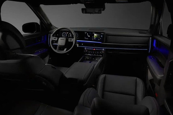 Về nội thất, khoang cabin của Hyundai Santa Fe Hybrid 2025 được bọc da cao cấp với cấu hình 6 chỗ ngồi, hàng ghế giữa dạng Captain Seat. Ghế lái và ghế phụ chỉnh điện, tích hợp sưởi và thông gió; hàng ghế thứ hai chỉnh điện và có chế độ thư giãn.