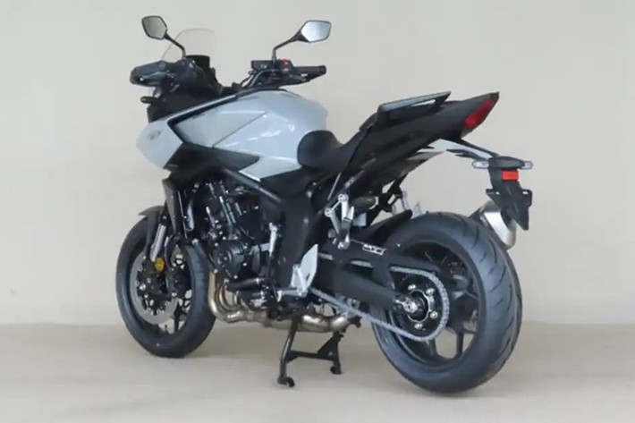 Xe cũng được trang bị động cơ bốn xi-lanh thẳng hàng với nguồn gốc từ CBR1000RR Fireblade (2017). Theo dữ liệu đăng kiểm của Úc, động cơ này sản sinh công suất cực đại 150 mã lực tại 11.000 vòng/phút. Điều này khiến cấu hình GT gần như mạnh mẽ ngang ngửa Hornet (152 mã lực, phiên bản SP 157 mã lực) và thể thao hơn CB1000F hoài cổ (124 mã lực). Hộp số 6 cấp tích hợp sẵn quickshift.