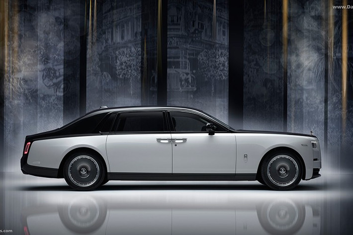 Phantom Centenary Private Collection được chế tác trong suốt hơn 40.000 giờ làm việc, tái hiện hành trình trăm năm của biểu tượng xa xỉ bậc nhất thế giới. Rolls-Royce mô tả đây là “tác phẩm nghệ thuật di động”, khẳng định vị thế của Phantom như một biểu tượng của tham vọng, sáng tạo và di sản.
