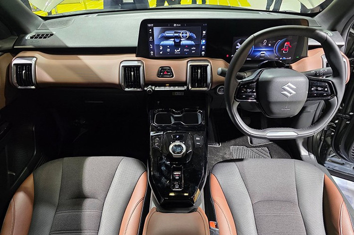 Về vận hành, mẫu xe SUV điện Suzuki eVITARA 2026 sắp ra mắt tại Thái Lan có ba phiên bản khác nhau. Phiên bản tiêu chuẩn sử dụng một mô-tơ điện với công suất 144 mã lực, đi kèm cụm pin 49 kWh và dẫn động cầu trước.