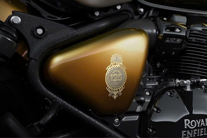 Tuy nhiên, điểm khiến phiên bản kỷ niệm này thực sự khác biệt là lớp sơn “Hypershift” độc quyền – có khả năng thay đổi linh hoạt giữa các tông đỏ và vàng tùy theo ánh sáng và góc nhìn.