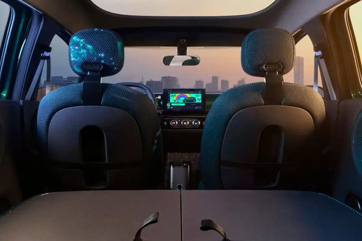 Không giống như các thế hệ trước, thế hệ thứ tư của Twingo sẽ chỉ được trang bị hệ truyền động không phát thải. Xe sẽ sử dụng nền tảng AmpR Small (trước đây là CMF-BEV) của tập đoàn, chia sẻ với các mẫu xe lớn hơn là R5, R4 và Nissan Micra.