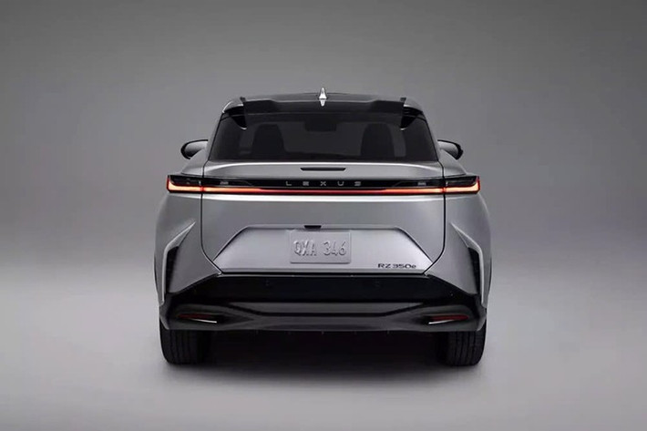 Cùng với các mạng sạc nhanh DC khác, chẳng hạn như Ionna, ChargePoint và EVgo, Lexus RZ sẽ có quyền truy cập vào Mạng lưới siêu nạp Tesla. Lexus BEV 2026 sẽ tương thích với hệ thống sạc Bắc Mỹ ( NACS ) SAE J3400. Ngoài ra, người lái Lexus RZ từ các mẫu xe 2023-2025 sẽ nhận được bộ chuyển đổi sạc NACS miễn phí thông qua đại lý.