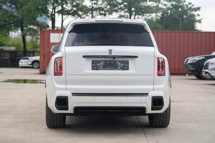 Cullinan Black Badge Series II vẫn sử dụng động cơ V12 6.75L, cho công suất 600 mã lực và mô-men xoắn 900 Nm. Động cơ kết hợp với hộp số ZF 8 cấp có chức năng sang số bằng tín hiệu vệ tinh và hệ dẫn động 4 bánh.