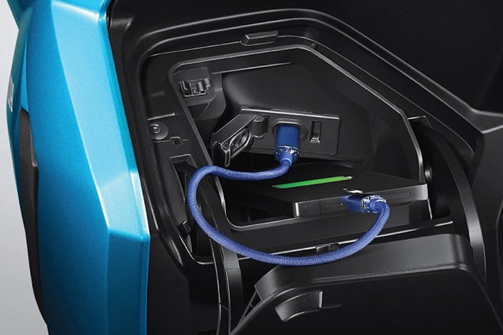 Điểm nhấn lớn nhất ở lần nâng cấp này là sự xuất hiện của phiên bản Street hoàn toàn mới trong dòng Vario 125. Thay vì ghi-đông ốp nhựa, Vario 125 Street dùng tay lái trần cho cái nhìn cá tính hơn.