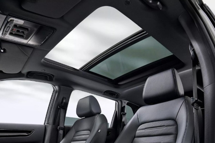 Trong khi đó, Honda CR-V 2026 bản RS Black Edition gây ấn tượng với diện mạo thể thao và cá tính hơn nhờ các chi tiết ốp đen Crystal Black, mâm hợp kim 19 inch sơn tối màu, trần xe màu đen cùng các điểm nhấn nội thất Piano Black.