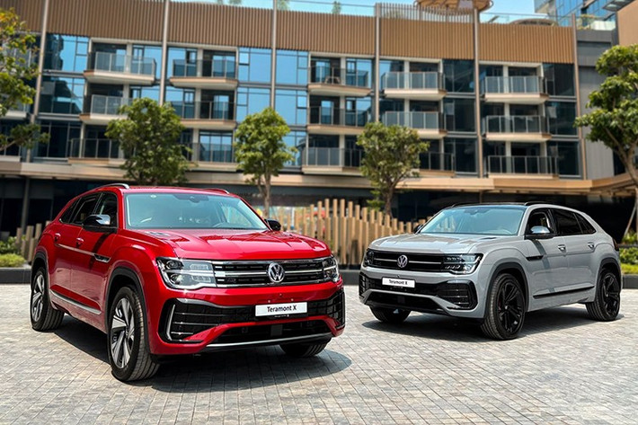 Ở phân khúc xe Đức, đại diện Volkswagen Việt Nam cũng không đứng ngoài cuộc chơi khi tung chính sách hỗ trợ 50% lệ phí trước bạ cho mẫu SUV cỡ lớn Teramont X. Với giá niêm yết từ 1,998 đến 2,168 tỷ đồng cho hai phiên bản Luxury và Platinum, mức ưu đãi này tương đương số tiền giảm trực tiếp từ 100 đến 130 triệu đồng tùy theo địa phương đăng ký lăn bánh.