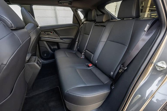 Toyota bZ4X được trang bị cụm pin lithium-ion 73,1 kWh. Cung cấp sức mạnh cho xe vẫn là hai tùy chọn động cơ nhưng đã được tinh chỉnh công suất. Thứ nhất là bản mô tơ đơn dẫn động cầu trước có công suất tăng từ 201 lên 221 mã lực. Bản này có phạm vi hoạt động đạt 525 km/sạc.