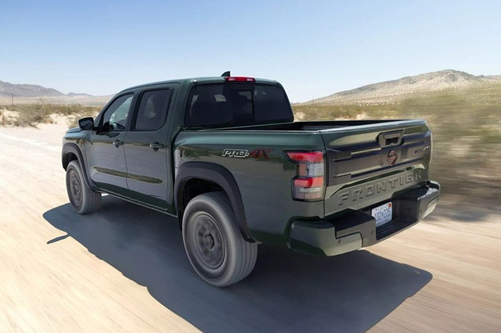 Xe còn có thêm tời màu Lava Red, huy hiệu Roush trên chắn bùn, bộ mâm hợp kim 17 inch hoàn thiện titan, đi kèm lốp địa hình Hankook Dynapro AT2 Xtreme, ốc mâm đen và nắp chụp “R” đầy mạnh mẽ.