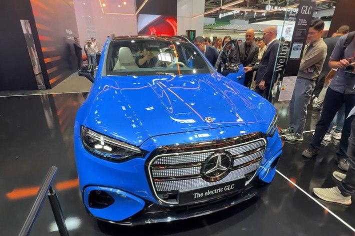 Theo kế hoạch, Mercedes-Benz GLC EQ 400 4MATIC sẽ có mặt tại các đại lý từ năm 2026, trong khi phiên bản GLC 300+ EQ dự kiến ra mắt vào đầu năm 2027. Hiện mức giá xe vẫn chưa được công bố chính thức.