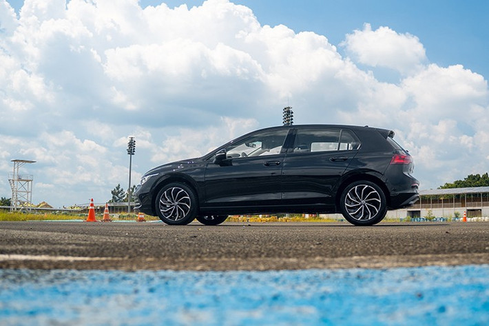 Ra đời từ năm 1974, Volkswagen Golf đã trở thành mẫu xe Hot hatch thành công nhất của thương hiệu và là một trong những dòng xe được yêu thích nhất thế giới, với hơn 37 triệu chiếc được bán ra toàn cầu. Golf không chỉ là một phương tiện di chuyển, mà là biểu tượng của trải nghiệm lái chuẩn Đức: chính xác, an toàn, tinh tế và mạnh mẽ.