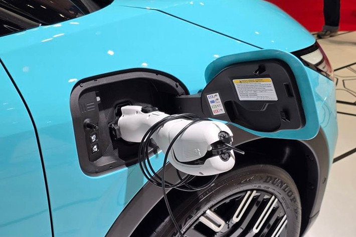 Tại Nhật Bản, Nissan LEAF thế hệ mới có 8 tùy chọn màu sắc cho phiên bản tiêu chuẩn và 3 màu riêng cho bản AUTECH. Mức giá niêm yết dao động từ 5.188.700 đến 6.513.100 yên, tương đương từ khoảng 897 triệu đến 1,1 tỷ đồng.