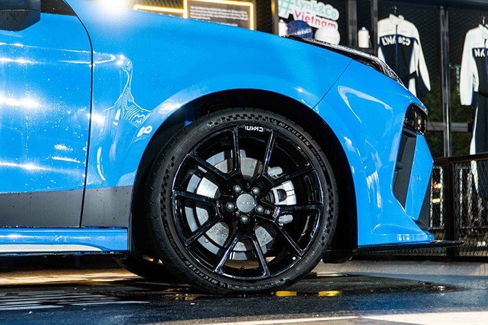 Xe sở hữu bộ mâm đa chấu 18 inch kết hợp hệ thống phanh hiệu suất cao, khẳng định định hướng thể thao rõ nét của mẫu sedan Lynk & Co 03 TCR đặc biệt này.