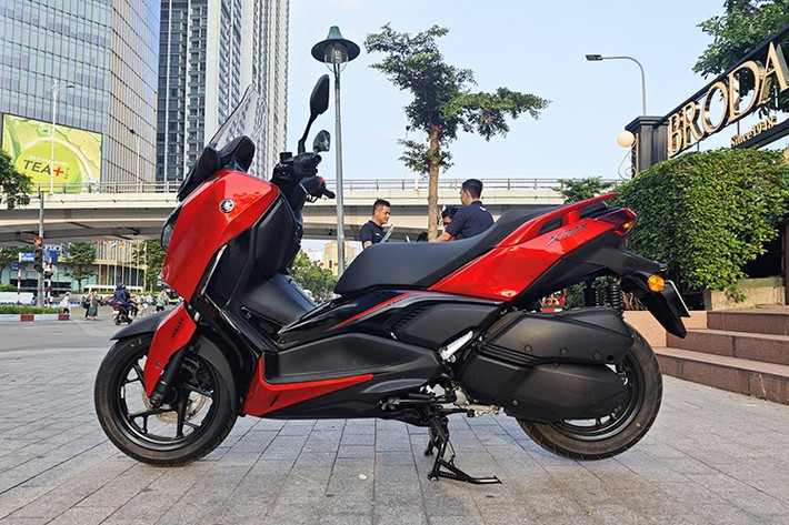 Về mặt thông số, mẫu xe ga Yamaha XMAX 300 2025 có kích thước dài x rộng x cao lần lượt 2.180 x 795 x 1.460 mm, khoảng cách trục cơ sở 1.540 mm, trọng lượng ướt 182 kg và bình xăng dung tích 13 lít cho người sử dụng có thể di chuyển trên một quãng đường dài.