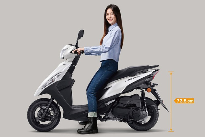 Mẫu xe ga Yamaha Jog 125 hiện tại lần đầu tiên được ra mắt tại Nhật Bản vào năm 2022, được bán song song với Yamaha Jog 50, sử dụng thiết kế thân xe hoàn toàn giống nhau, chỉ khác biệt về động cơ.