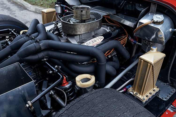 Động cơ V8 427 cubic inch vẫn nằm dưới nắp ca-pô, kết hợp với hộp số sàn năm cấp. Xe cũng được trang bị hệ thống treo điều chỉnh được, vốn chỉ có trên các mẫu xe hạng nhẹ, cũng như các bình nhiên liệu kiểu Le Mans độc đáo.