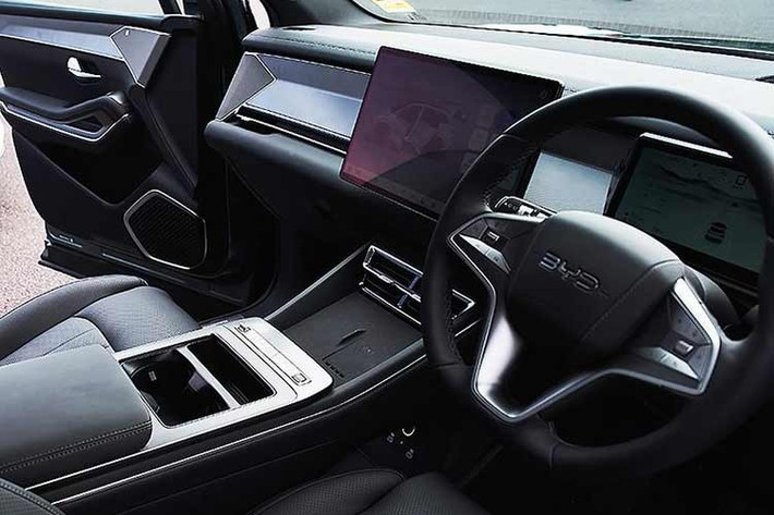 Theo thông số kỹ thuật, BYD Sealion 8 sở hữu hệ thống truyền động PHEV kết hợp động cơ xăng tăng áp 1.5 lít và bộ pin 19 kWh cho công suất kết hợp 205 kW và mô-men xoắn 315 Nm, tương đương 275 mã lực và 232 lb-ft.