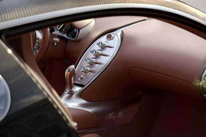 Chính vì vậy nó chỉ có những công tắc điều khiển vật lý và màn hình hiển thị đa thông tin nhỏ trên bảng đồng hồ. 20 năm sau, Veyron FKP Hommage vẫn như vậy, sự hiện đại hoá chỉ nằm ở những màn hình tròn nhỏ gọn trong các núm chỉnh để hiển thị thông số, và các màn hình màu đa thông tin hơn nằm trong bảng đồng hồ.