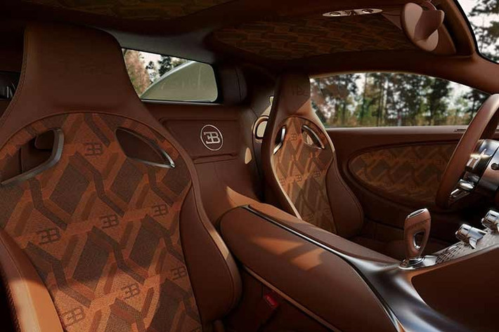 Được gắn trên bảng điều khiển là một chiếc đồng hồ Audemars Piguet Royal Oak Tourbillon 43mm, hoạt động bằng cơ học nhờ chính chiếc xe. Nó sẽ xoay và bị ẩn đi khi chiếc xe bị tắt, nhưng sẽ thỉnh thoảng xoay để lên cót cho cơ cấu tourbillon tiếp tục hoạt động.