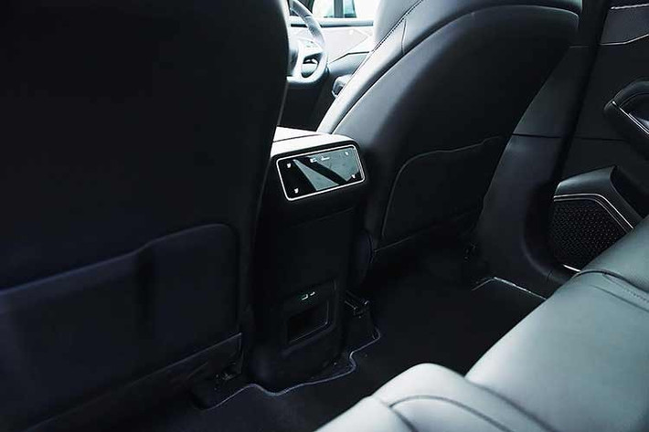 Về tiện ích, xe sở hữu màn hình trung tâm cảm ứng xoay 15,6 inch, và vận hành trên nền tảng DiPlatform, tích hợp hệ sinh thái DiEcology thông minh với khả năng ra lệnh bằng giọng nói... Trang bị tiêu chuẩn bao gồm 9 túi khí, hệ thống điều hòa tự động ba vùng, CarPlay và Android Auto không dây, và nhiều hơn nữa.