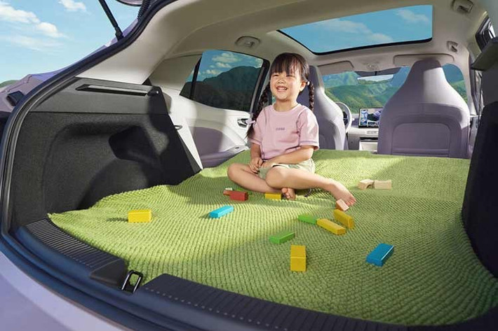 Đối với mẫu MG4 EV dẫn động cầu sau, các phiên bản SE và Trophy đã bị ngừng sản xuất trong năm nay để nhường chỗ cho phiên bản Premium. Phiên bản này sở hữu tất cả các trang bị của Urban Premium, trong khi phiên bản XPOWER bổ sung thêm những tính năng hấp dẫn như mâm xe lớn hơn, lốp hiệu suất cao, hệ thống hỗ trợ khởi động và màn hình hiển thị chế độ đường đua, cùng hệ thống phanh lớn hơn với nắp màu cam cho kẹp phanh.