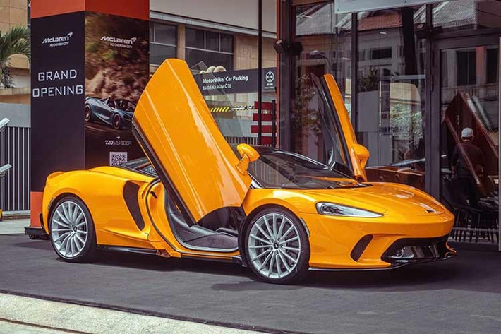 Động cơ trên siêu xe McLaren GT sẽ đi kèm với hộp số ly hợp kép 7 cấp, nhờ đó, mẫu siêu xe Grand Tourer của hãng xe McLaren có thể hoàn thành việc tăng tốc từ vị trí xuất phát lên 100 km/h chỉ trong thời gian 3,2 giây trước khi đạt tốc độ tối đa là 326 km/h.