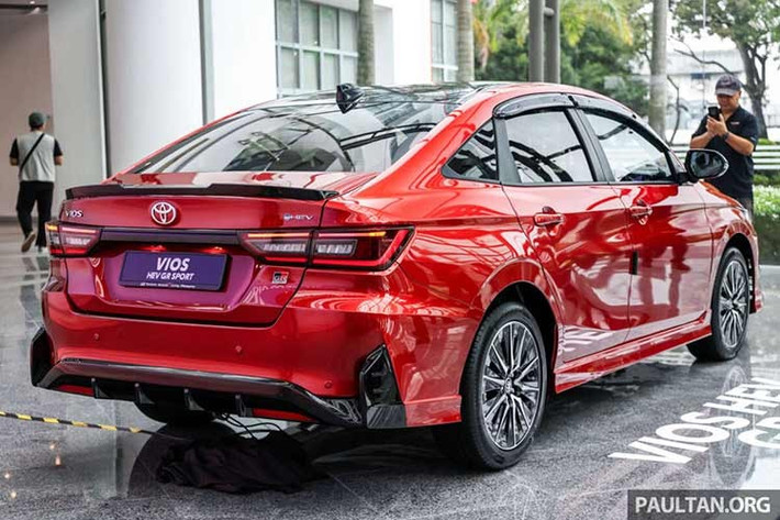 Vios Hybrid sở hữu danh sách an toàn ấn tượng với 6 túi khí và gói Toyota Safety Sense, bao gồm: Phanh khẩn cấp tự động (AEB); Ga tự động thích ứng (ACC); Hỗ trợ giữ làn (LKA), theo làn (LFA); Cảnh báo điểm mù (BSM); Cảnh báo phương tiện cắt ngang khi lùi (RCTA); Kiểm soát nhầm chân ga; Đèn pha thích ứng.