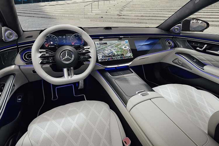 Bên trong cabin, S-Class 2026 tập trung mạnh vào trải nghiệm số. Xe được trang bị nền tảng phần mềm MB.OS hoàn toàn mới, tích hợp trí tuệ nhân tạo và khả năng điều khiển thông minh hơn.