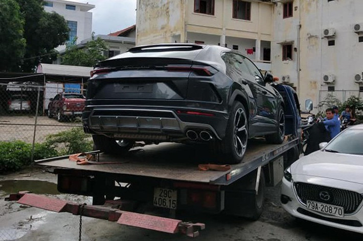 Lamborghini Urus SE mà Minh Nhựa mới chia sẻ có 1 điểm khá hấp dẫn đó là có thể chạy được 60 km mà không tốn 1 giọt xăng nào, điều này đã khiến cho không ít người yêu thích chiếc siêu suv của "bò tót" muốn nhanh chóng được trải nghiệm ngay lập tức.