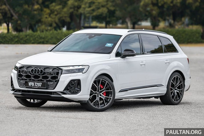 Về trang bị an toàn, Audi Q7 2025 tại Malaysia sở hữu gói an toàn chủ động bao gồm: phanh khẩn cấp tự động, ga tự động thích ứng Stop &amp; Go, hỗ trợ giữ làn, hỗ trợ đánh lái tránh va chạm, cảnh báo điểm mù, cảnh báo phương tiện cắt ngang phía sau, phanh khẩn cấp khi lùi, cảnh báo mở cửa và đèn pha thích ứng.