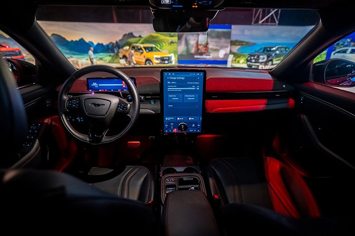 Trang bị đáng chú ý của mẫu ô tô điện này gồm có hệ thống âm thanh B&amp;O, cửa sổ trời toàn cảnh với lớp kính đặc biệt giúp giữ cho nội thất mát mẻ hơn vào mùa hè và ấm áp hơn vào mùa đông. Ngoài ra, lớp vật liệu bên trong kính còn có tác dụng bảo vệ khoang lái khỏi tia cực tím UV.