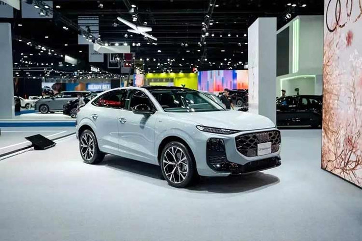 Thái Lan là quốc gia thứ hai tại khu vực Đông Nam Á đón nhận mẫu xe SUV hạng sang Audi Q3 thế hệ thứ 3. Xe được thay đổi hoàn toàn trên mọi phương diện theo ngôn ngữ thiết kế mới, mang phong cách thể thao mạnh mẽ và hầm hố hơn.