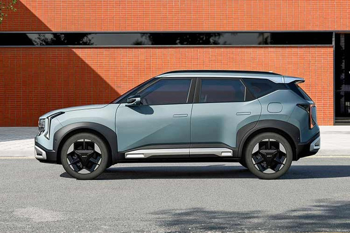 Thân xe có xu hướng vuông vức hơn với các đường nét dập nổi rõ ràng, trong khi phía sau được thiết kế lại với cụm đèn LED mảnh, mang phong cách tương tự các mẫu xe điện của Kia.