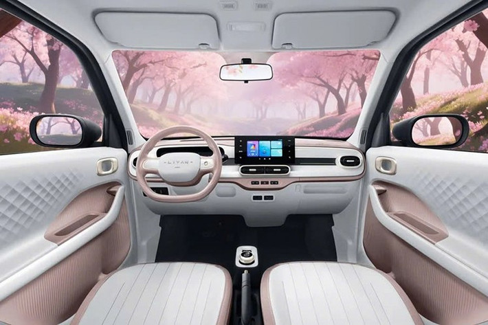 Bên trong khoang lái của xe được thiết kế tối giản nhưng vẫn hiện đại, với ba tùy chọn màu nội thất: hồng Sakura, xám Castle và xanh Forest.
