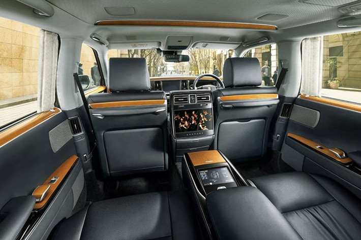 Khoang cabin của Century gần như giữ nguyên thiết kế so với phiên bản trước. Điểm mới duy nhất là màn hình giải trí trung tâm 8 inch, hỗ trợ định vị kết nối.