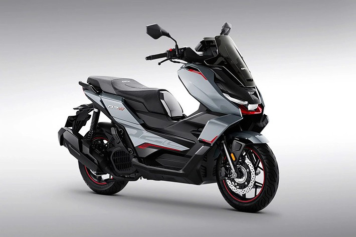 Xe được bố trí hai cổng sạc gồm USB-A và USB-C, phù hợp với mọi loại thiết bị hiện nay. Hệ thống chìa khóa thông minh đạt chuẩn chống nước và bụi IP67 đi kèm tính năng chống trộm.