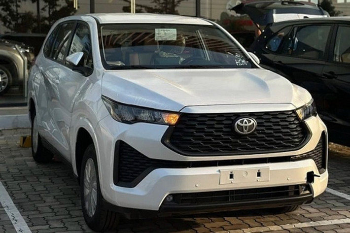 Thân xe với các đường gân dập nổi, kết hợp mâm xe hợp kim mạ bạc 5 chấu bắt mắt, với kích thước 16’’ giúp xe vững vàng trên mọi hành trình. Thiết kế cản sau và cửa cốp dạng hình thang đậm chất SUV khỏe khoắn, ấn tượng với cụm đèn hậu được trang bị full-LED tạo nên tổng thể sang trọng, sắc nét.