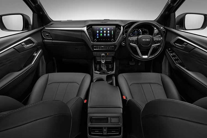 Về khả năng sạc, D-Max EV hỗ trợ sạc AC công suất 11 kW, cho phép sạc đầy pin trong khoảng 10 giờ. Khi sử dụng sạc nhanh DC 50 kW, xe có thể nạp từ 20% lên 80% dung lượng pin trong khoảng 1 giờ. Pin cao áp được Isuzu bảo hành trong 8 năm hoặc 160.000 km.