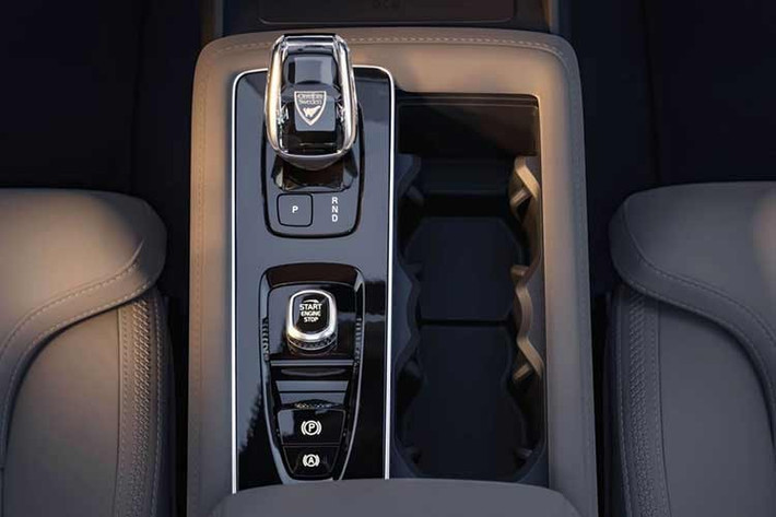 Về hệ truyền động, Volvo XC90 2026 dành cho thị trường Việt Nam có sự thay đổi từ mã B6 sang mã B5. Thay vì kết hợp tăng áp và siêu nạp để đạt 300 mã lực như trước, bản mới sử dụng cấu hình mild-hybrid 48V với động cơ 2.0L tăng áp. Khối động cơ này sản sinh công suất 250 hp và mô-men xoắn 350 Nm (thông số thấp hơn trước).