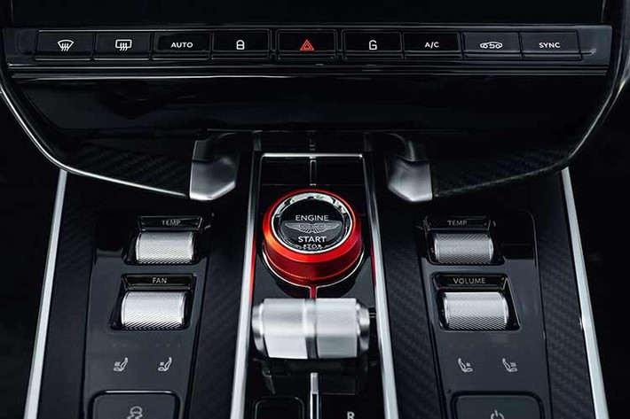 Khả năng tăng tốc từ 0 lên 100 km/h chỉ trong 3,4 giây với vận tốc tối đa 344 km/h. Aston Martin Vanquish Volante trang bị các chế độ lái GT, Sport và Sport+. Dù sở hữu cơ cấu mui trần, mẫu xe này chỉ nặng hơn khoảng 95 kg so với bản coupe.