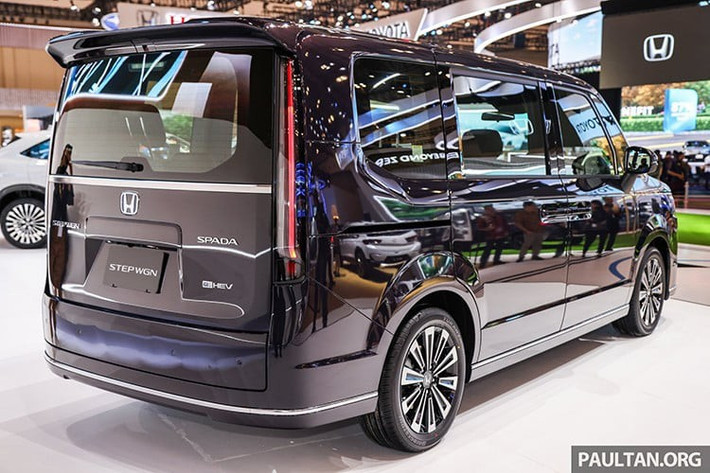 StepWGN thuộc phân khúc MPV cỡ trung, hiện đang ở thế hệ thứ 6. Thiết kế ngoại thất theo phong cách đơn giản, vuông vức, loại bỏ hoàn toàn kiểu mở cửa bên độc đáo "Waku Waku Gate" từng xuất hiện trên thế hệ trước. Hệ thống cửa kính chạy ngang và thấp giúp cải thiện đáng kể tầm quan sát cho hành khách.